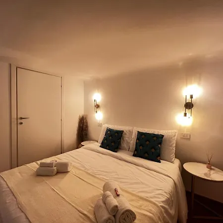 Regina In Porta Romana 2 - Sky Tv, Wifi E Breakfast Box Apartamento