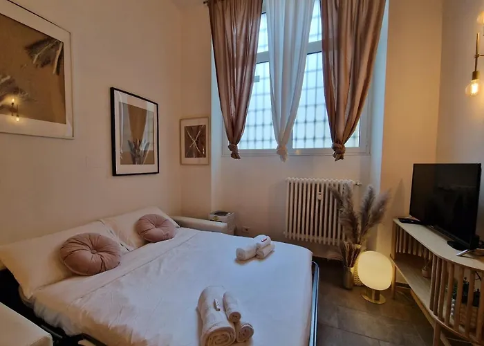 Regina In Porta Romana 2 - Sky Tv, Wifi E Breakfast Box