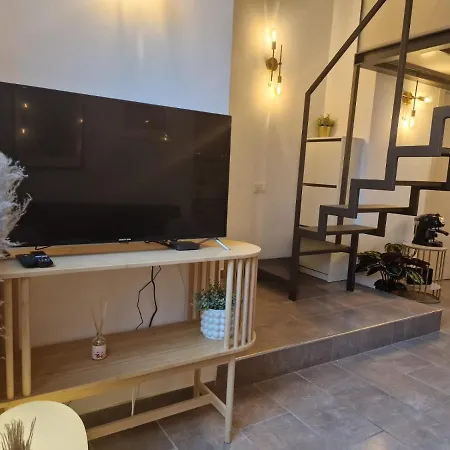 Regina In Porta Romana 2 - Sky Tv, Wifi E Breakfast Box Apartment *